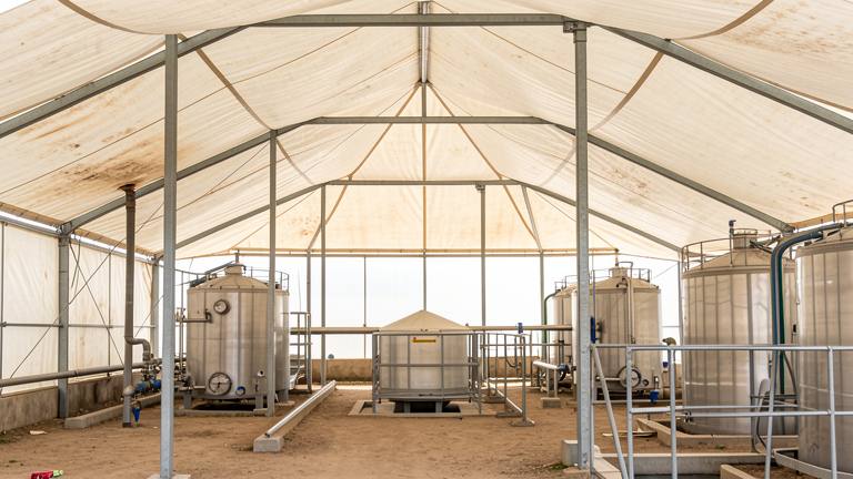 How does the gas storage level regulate the CHP unit?